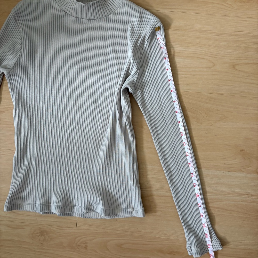 Uniqlo Ribbed Beige Turtleneck Shirt Size Small Neutral Long Sleeve - Picture 8 of 9